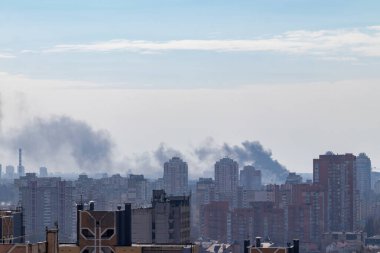 Rusya tarafından Ukrayna şehrinin bir başka bombardımanı. Rusya özellikle Ukrayna şehirlerini bombaladı ve sivilleri öldürdü.. 