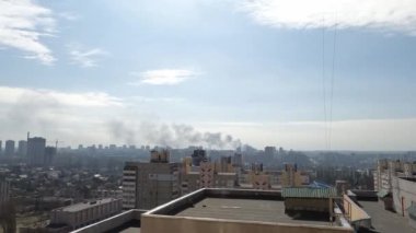 Rusya tarafından Ukrayna şehrinin bir başka bombardımanı. Rusya özellikle Ukrayna şehirlerini bombaladı ve sivilleri öldürdü..