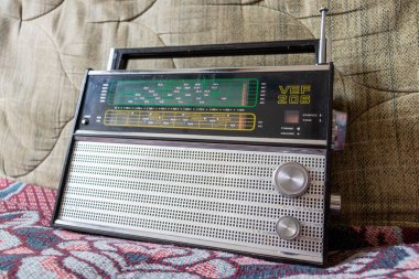 Eski Sovyet radyo alıcısı. Retro radyo alıcısı.