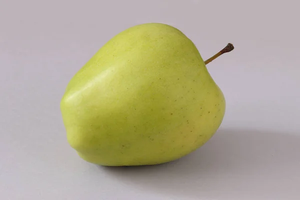 Una Manzana Verde Manzana Sobre Fondo Papel Colores — Foto de Stock