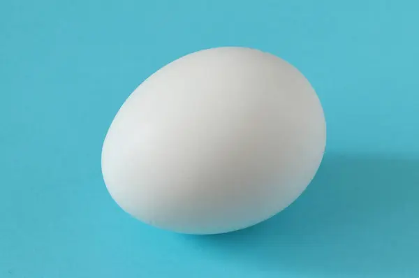 Bílé Kuřecí Vejce Barevném Papíru Velikonoční Slepičí Vejce — Stock fotografie