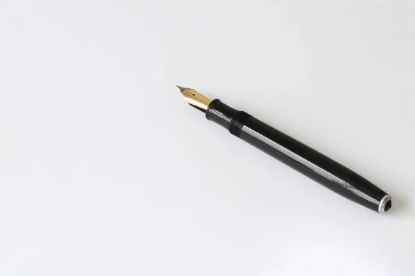 旧墨水笔 墨水笔放在薄薄的纸上 — 图库照片