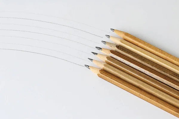 浅色背景上的简单铅笔 用铅笔在纸上画的线 — 图库照片