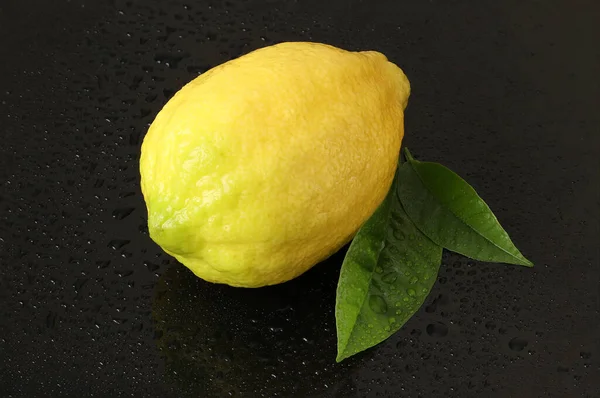 Citron Jaune Avec Des Feuilles Vertes Sur Fond Noir Gouttelettes — Photo