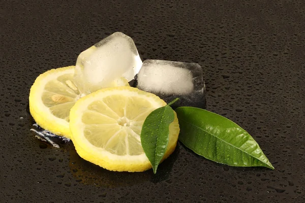 Lemon Slices Ice Green Leaves Black Background Composition Freshness — Foto Stock