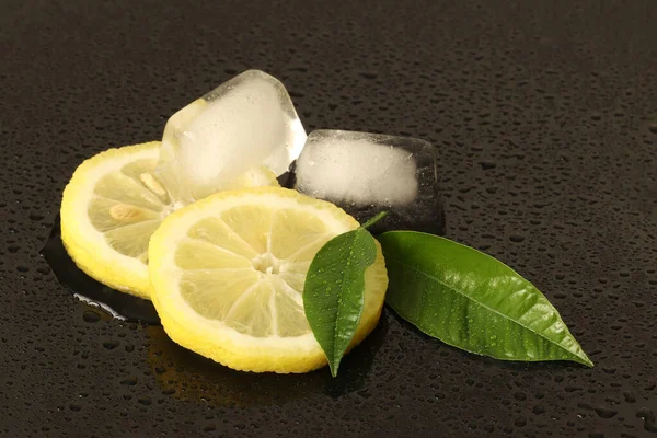 Lemon Slices Ice Green Leaves Black Background Composition Freshness — Foto Stock