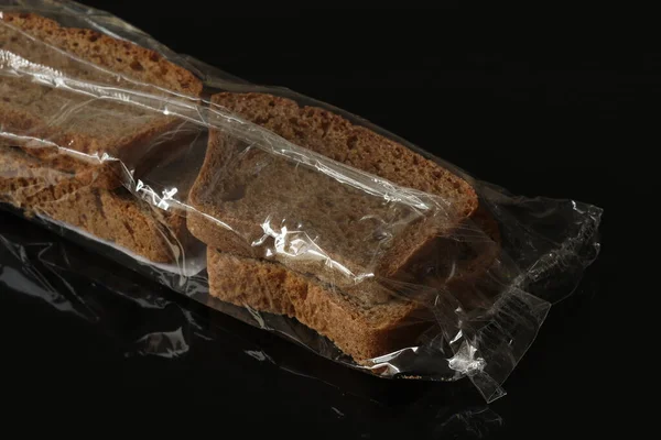 Trockenes Brot Folie Gewickelt Auf Schwarzem Hintergrund Brot Roggen Weizen — Stockfoto