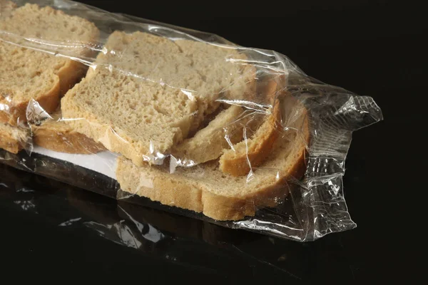 Trockenes Brot Folie Gewickelt Auf Schwarzem Hintergrund Brot Roggen Weizen — Stockfoto