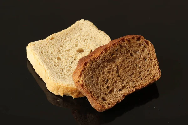 Ξηρό Ψωμί Μαύρο Φόντο Σίκαλη Αρτοποιίας Σιτάρι — Φωτογραφία Αρχείου