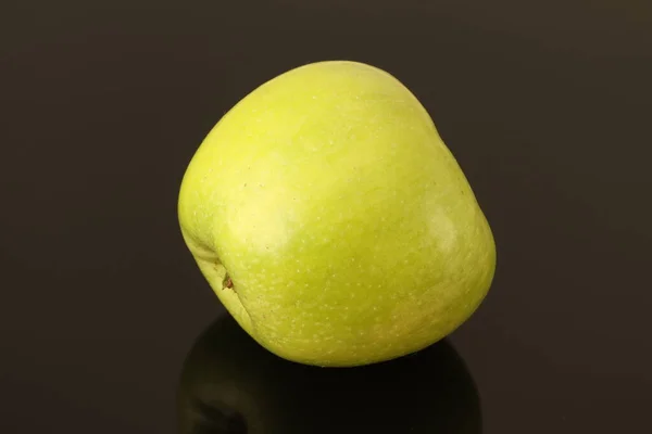 Grüner Großer Gartenapfel Grüner Apfel Auf Schwarzem Hintergrund — Stockfoto