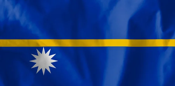 瑙鲁国旗 在瑙鲁共和国国旗上 一条黄色的水平条纹将国旗的蓝色底部分成两个相等的部分 — 图库照片