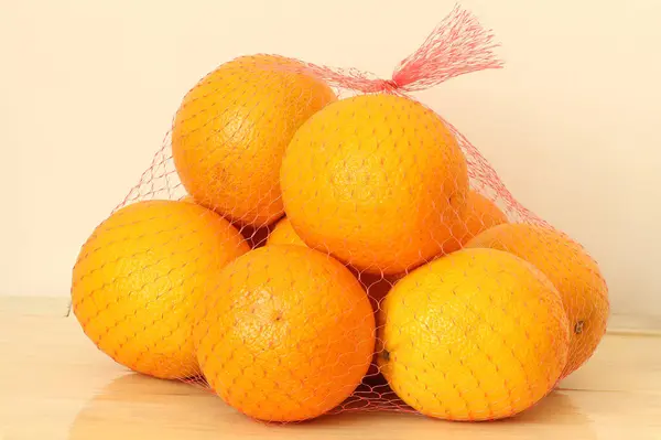 Апельсини Сітці Упаковані Апельсини Сітці Світлому Фоні — стокове фото