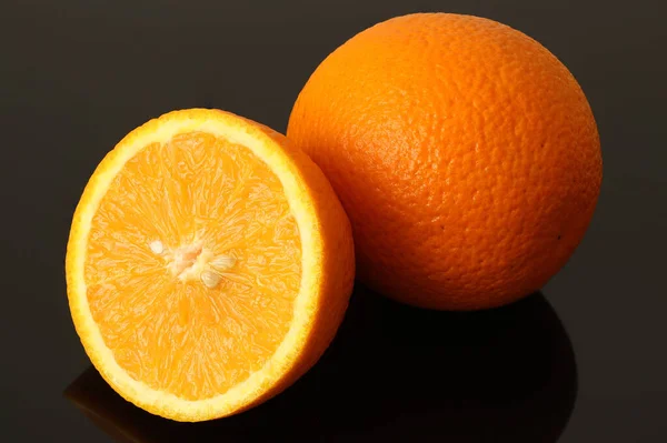 Апельсини Чорному Тлі Цілий Вирізаний Апельсин — стокове фото
