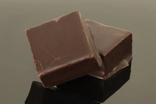 黑色背景上的巧克力糖果 巧克力中的糖果鸟奶 — 图库照片
