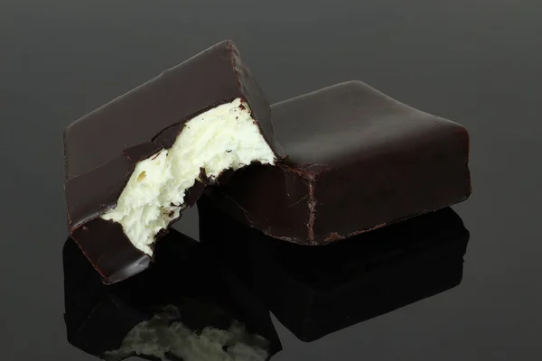 Dulces Chocolate Sobre Fondo Negro Leche Pájaro Caramelo Chocolate — Foto de Stock