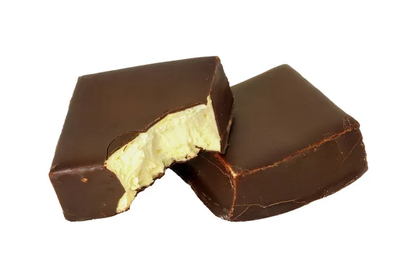 軽い背景でチョコレートキャンディ チョコレートの中のキャンディバードのミルク 隔離された — ストック写真