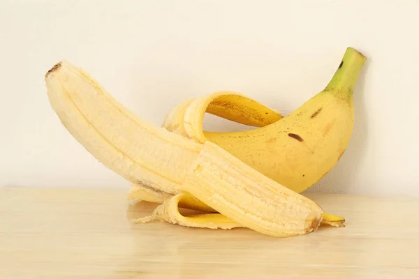 Μπανάνες Ελαφρύ Φόντο Κίτρινες Μπανάνες — Φωτογραφία Αρχείου