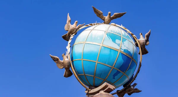 Globe Dengan Merpati Latar Langit Biru Globe Planet Bumi Stok Gambar
