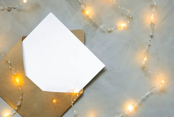 Obálka Dopisem Leží Šedém Pozadí Vánoční Věnce — Stock fotografie