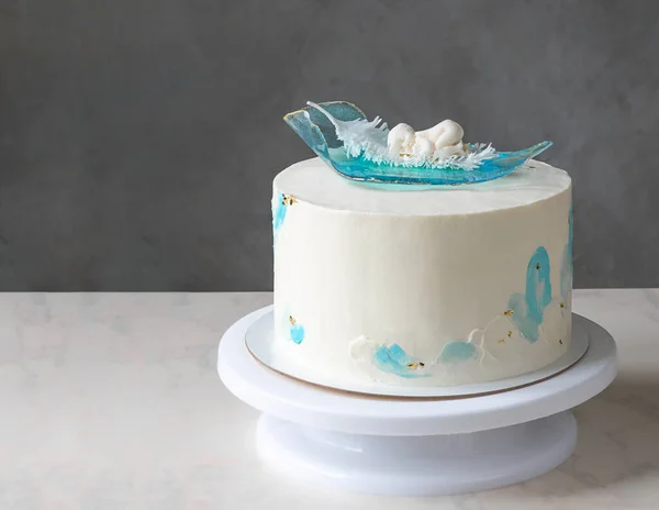 Pastel para el bautismo de un niño. pequeña decoración de pastel de chocolate bebé — Foto de Stock