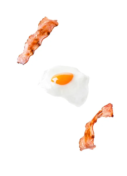 Bacon e ovo como levitado pequeno-almoço Inglês isolado sobre fundo branco Imagens Royalty-Free