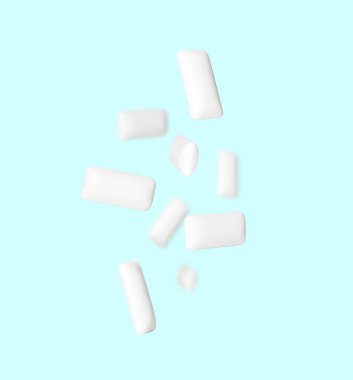 Beyaz sakızlar mavi arka planda uçar.