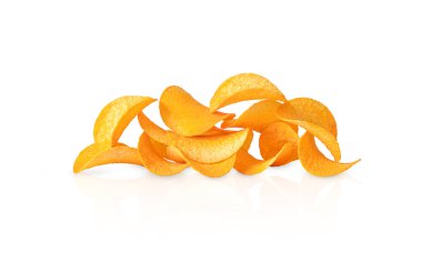 Kırmızı biber aromalı cipsler beyaz arkaplanda izole edilmiş.