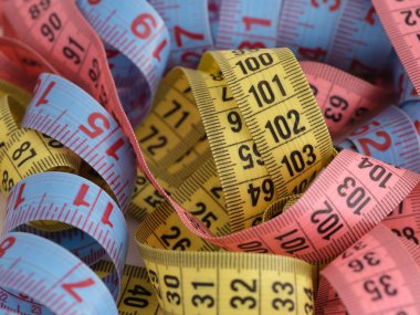 Yığının içinde bir sürü renkli mezura var. Kapat..