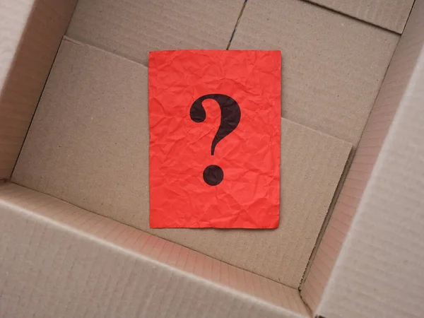 Trozo Papel Rojo Arrugado Con Signo Interrogación Una Caja Cartón —  Fotos de Stock