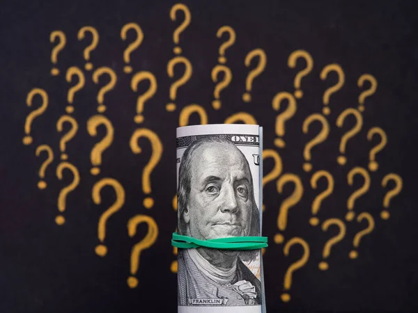 Ein Gebundener Stapel 100 Dollar Scheine Vor Einem Fragezeichen Hintergrund — Stockfoto