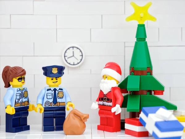 俄罗斯联邦坦波夫 2021年10月17日 乐高圣诞老人迷你裙和两名警察迷你裙站在圣诞树下的圣诞树下 靠近点 — 图库照片