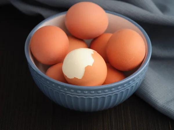 Een Gebarsten Hardgekookt Met Andere Hardgekookte Eieren Eromheen Een Kom — Stockfoto