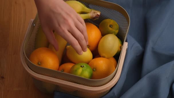 一个女人把手伸进一篮子水果里 掏出一个柠檬 靠近点 — 图库视频影像