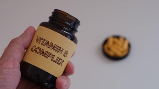 Ein Mann Mit Einer Flasche Vitamin Komplex Der Hand Nahaufnahme — Stockvideo
