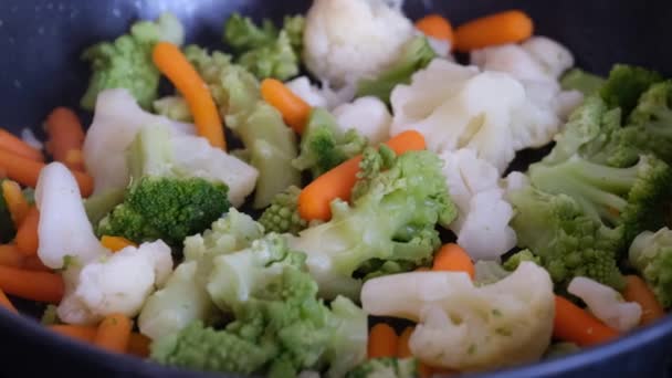 冷冻蔬菜在煎锅中烹调 — 图库视频影像