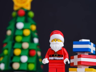 Tambov, Rusya Federasyonu - 10 Kasım 2021 Lego Noel Baba minyatür figürü Noel ağacının yanında duruyor. Kapat..