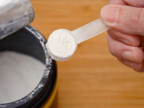 Man Holding Scoop Aakg Powder His Hand Aakg Supplement Close — Stock Photo, Image