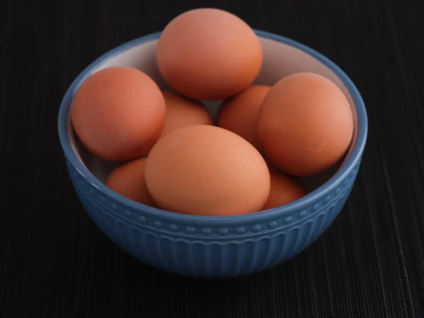 Bruine Hardgekookte Eieren Een Kom Sluiten — Stockfoto