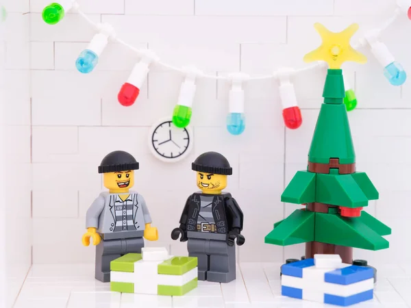 2021年11月23日 俄罗斯联邦坦波夫 两个乐高窃贼在圣诞礼物旁边的小饰物 礼物在圣诞树下 礼物在圣诞树下 — 图库照片