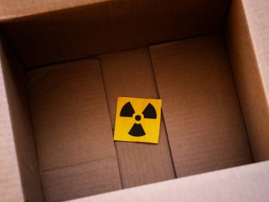 Karton bir kutuda radyasyon uyarısı işareti. Kapat..