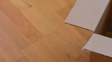 Boş, açık bir karton kutu. Kapat..