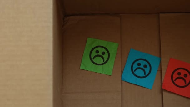 Tres Notas Papel Con Caras Tristes Una Caja Cartón Cerca — Vídeos de Stock