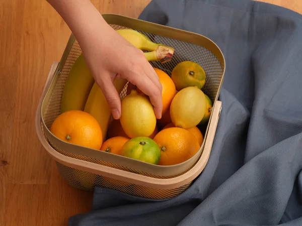 Elini Meyve Sepetine Sokup Limon Çeken Bir Kadın Kapat — Stok fotoğraf