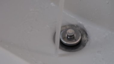 Bir su akıntısı kanalizasyona akıyor.