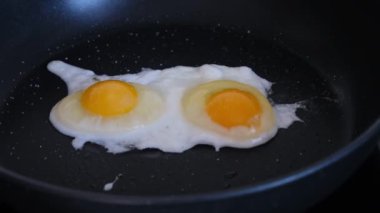 Tavada kızarmış yumurta. Kapat..
