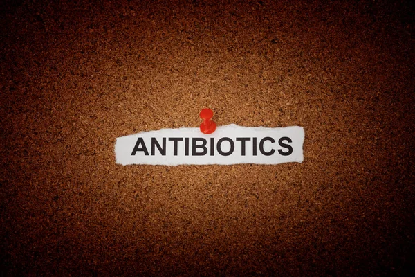 Ein Zerknüllter Zettel Mit Dem Wort Antibiotika Darauf Der Eine — Stockfoto