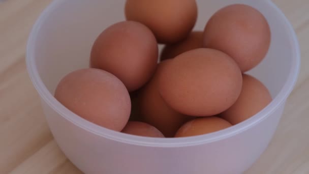 Коричневые Яйца Крутящейся Миске Закрыть — стоковое видео