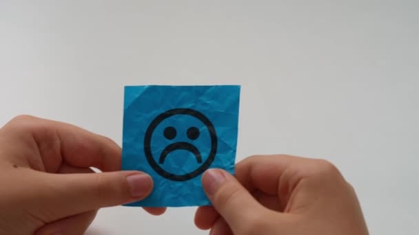 Niño Sosteniendo Pedazo Papel Azul Con Una Cara Triste — Vídeos de Stock