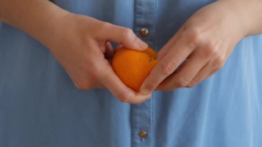 Mandalina soyan bir kadın. Kapat..