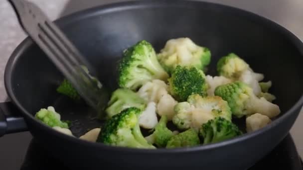 Woman Cooking Frosted Broccoli Cauliflower Pan — Stockvideo